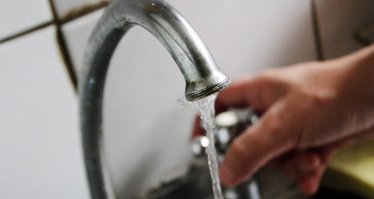 Confirman presencia de diluyente en cañerías de Puerto Octay: agua volvería en máximo 2 semanas