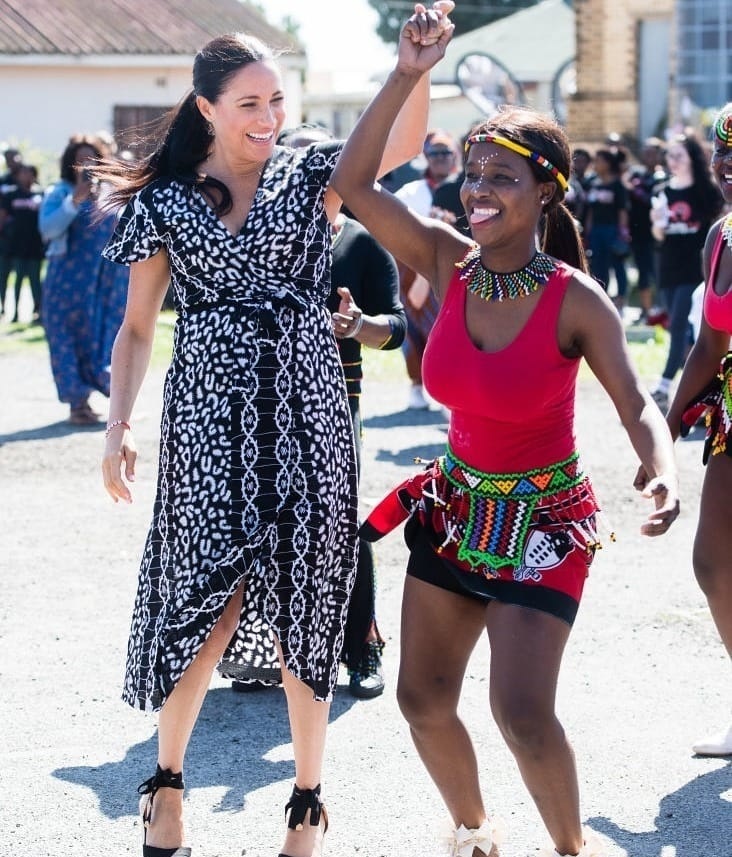 El fresco look de Meghan Markle en Sudáfrica que querrás imitar en el verano: repitió calzado 
