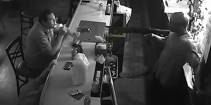 Reacción de hombre a violento asalto en bar es viral: siguió tomando y hasta prendió un cigarro