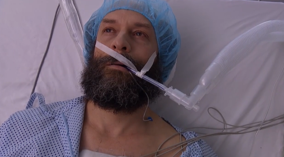 La estremecedora escena de Juan Luis en 'Isla Paraíso' ante la aparente muerte del padre Gabriel