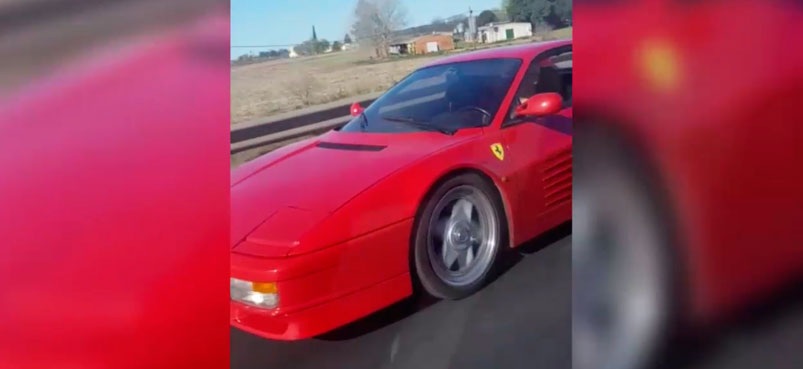 Video muestra cómo argentinos se grabaron adelantando a un Ferrari y terminaron volcándose