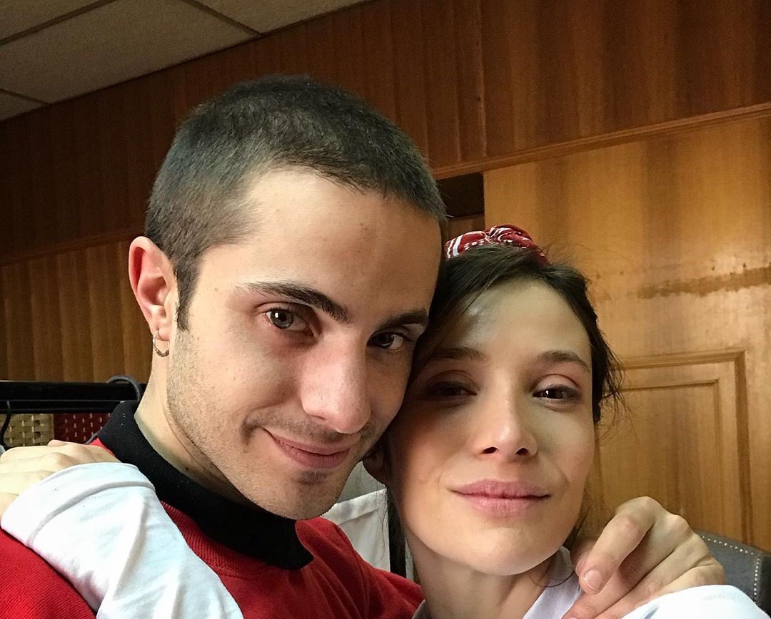 Actor de Amor a la Catalán Francisco Dañobeitía responde a críticas por fotografiarse con maquillaje