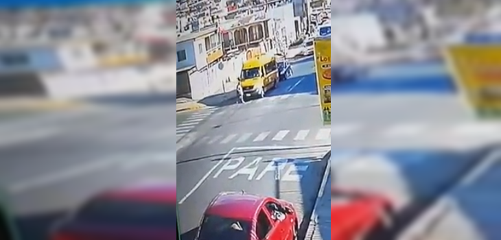Cámara captó el brutal momento en que furgón escolar atropella a una abuelita en Antofagasta