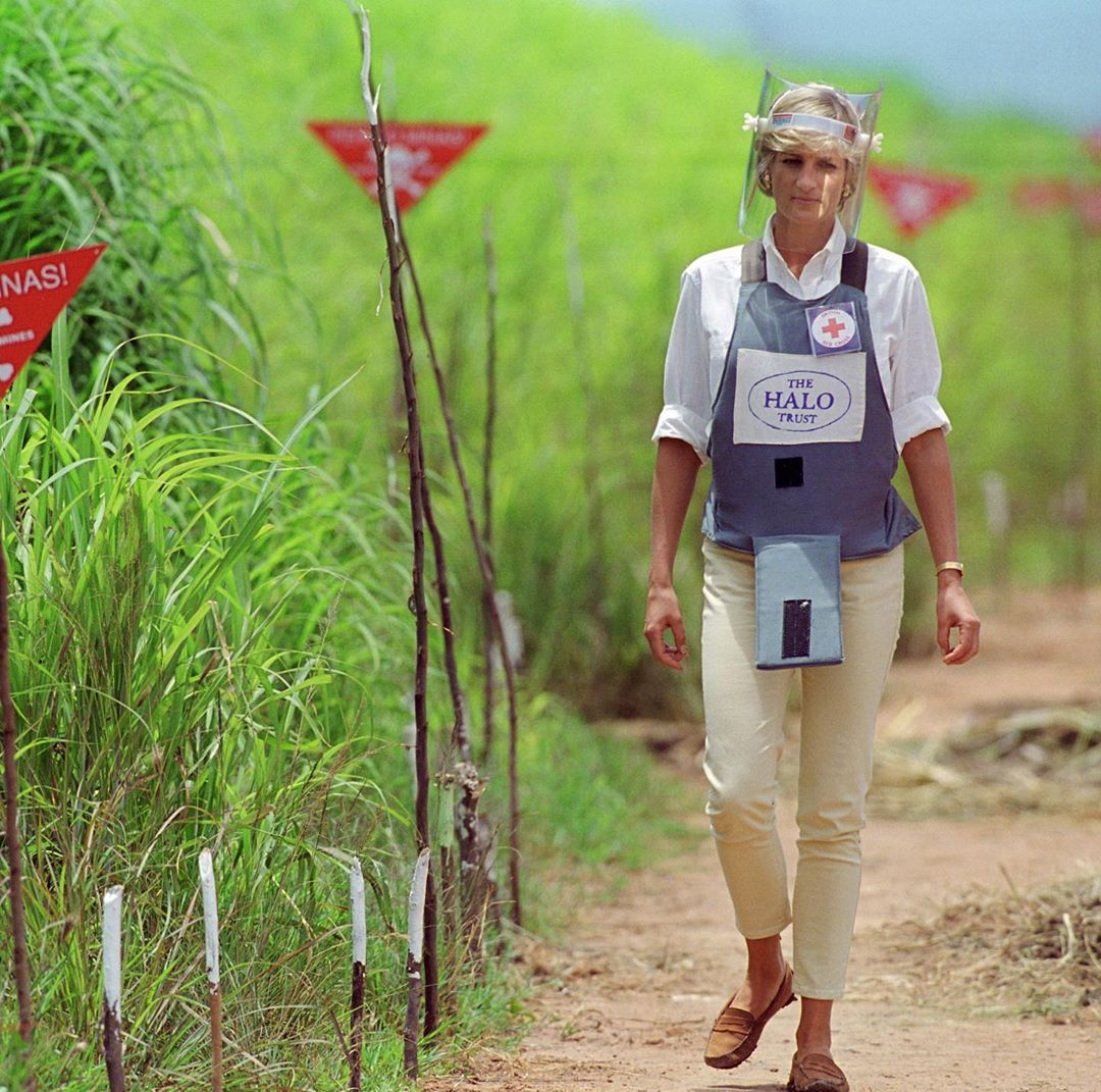 Harry sigue los pasos de Diana: "recreó" foto de su madre en Angola que dio la vuelta al mundo