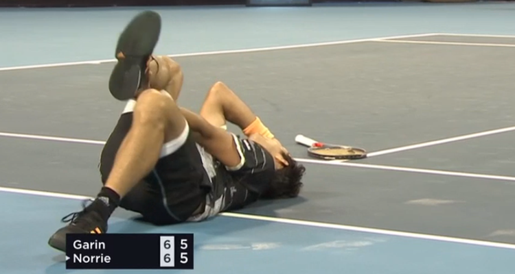 Christian Garin sufrió dolorosa caída y debió retirarse por lesión del ATP 500 de Beijing