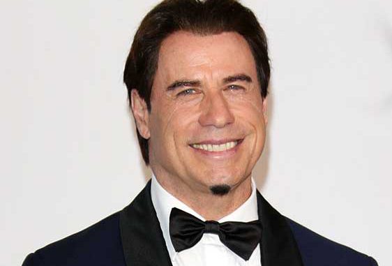 Luce irreconocible: John Travolta sorprende con radical cambio de look