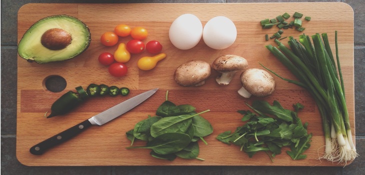Es importante que las personas prioricen el consumo de frutas y verduras, al menos tres frutas y dos platos de verduras al día.