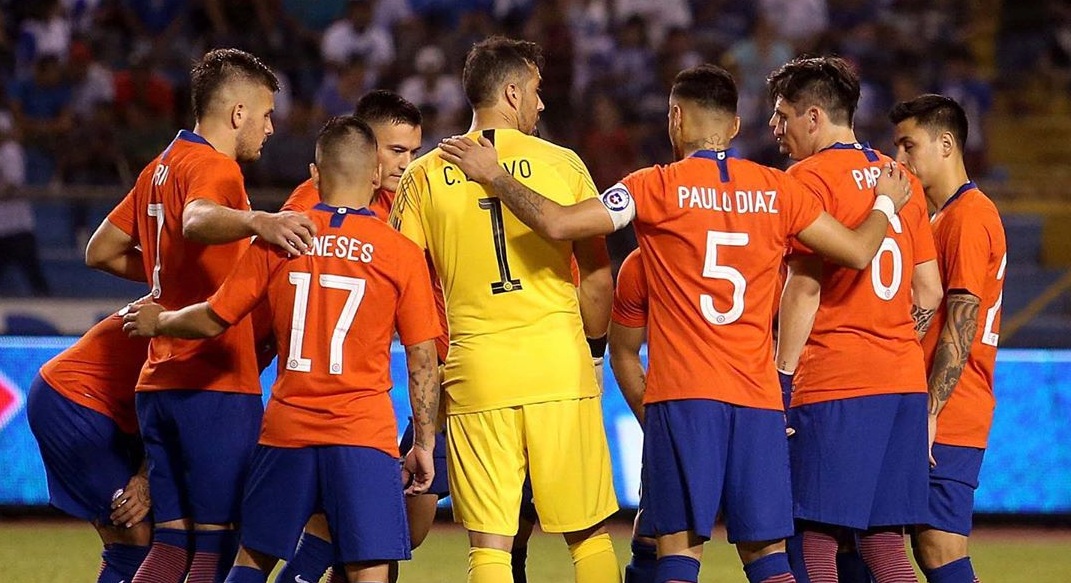 La confusión que sufrió árbitro con Claudio Bravo en partido de la 'Roja' y que pocos notaron