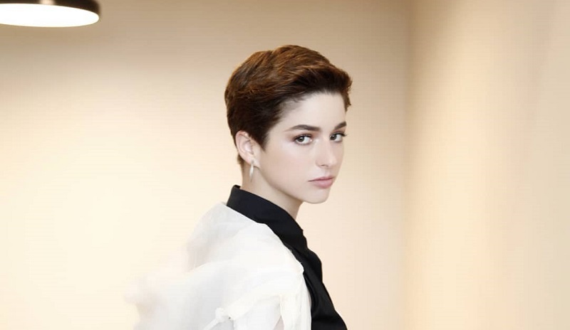 El colorido look con el que Mariana di Girolamo brilló en la alfombra roja de 'Ema' en Italia