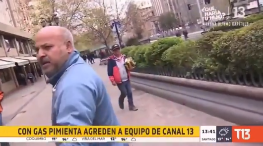 Equipo de Canal 13 es agredido en medio de incidentes en la Alameda: le lanzaron gas pimienta