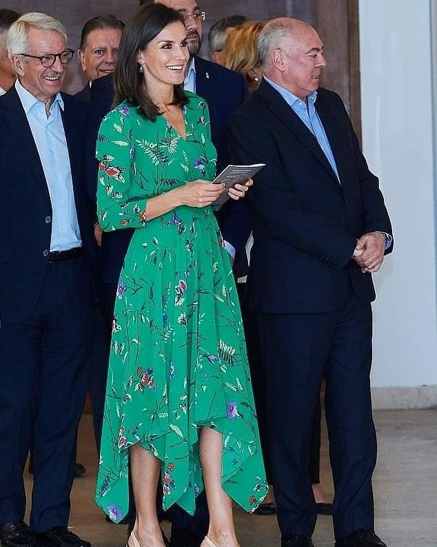 El estilo de vestido que arrasa entre las figuras de la realeza y que podrías conseguir en varias tiendas