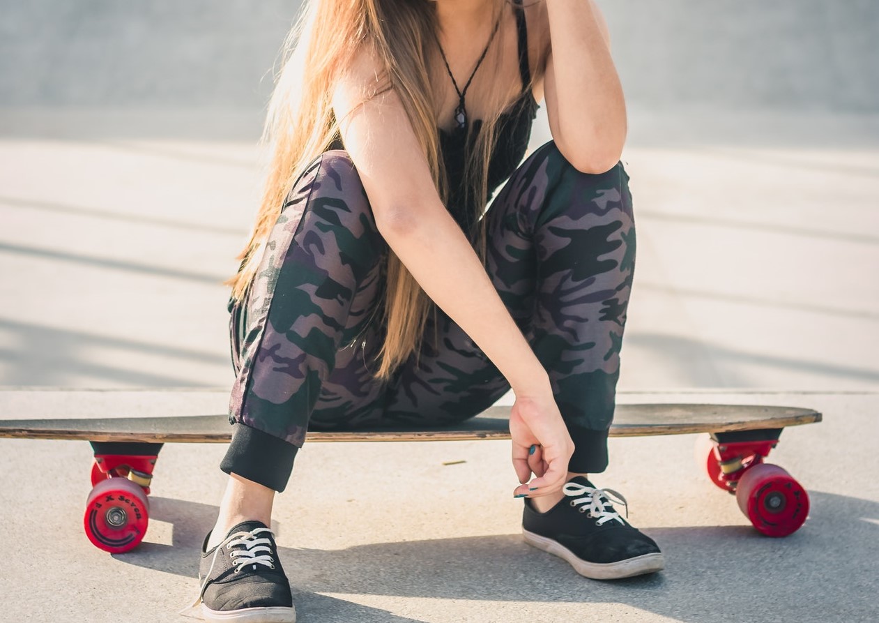 Pantalones cargo o 'bomber pants': la tendencia de primavera que ya se toma las vitrinas