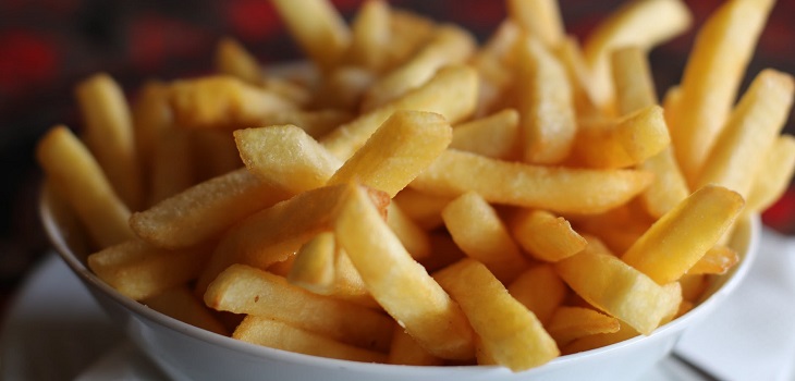 Una anciana utilizó aceite lubricante para freír papas y falleció por intoxicación 12 días después