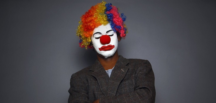 La genial idea que tuvo un hombre antes de ser despedido de su empleo: contrató un payaso como apoyo