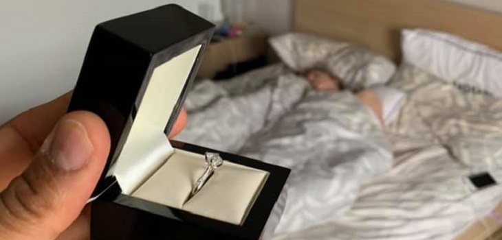 ¿Original? Hombre 'le propuso' matrimonio a su novia durante un mes sin que ella lo notara