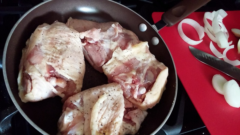 ¿Se debe lavar? Experto de carnicería entregó consejos para manipular el pollo crudo