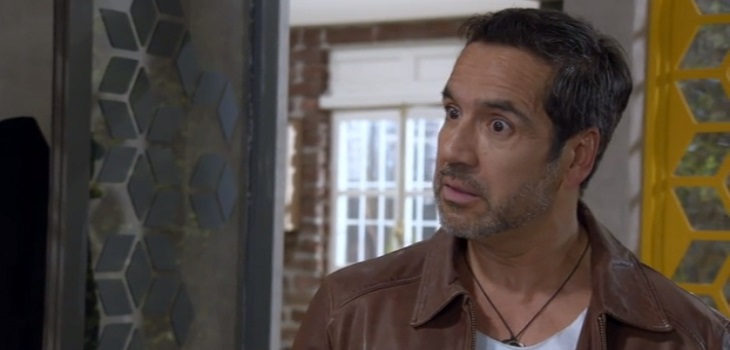 Como el vino: Renato Munster hizo gala de su tonificado físico en 'Amor a la Catalán' a sus 56 años