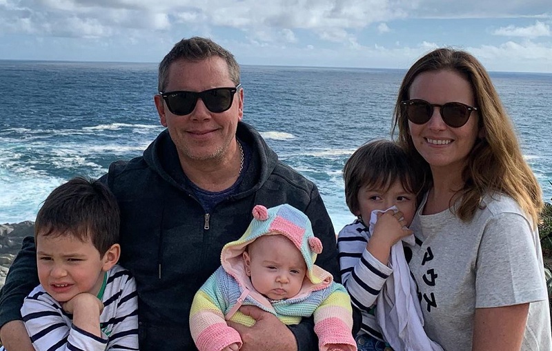 José Miguel Viñuela compartió tiernas imágenes del bautizo de su hija Clara