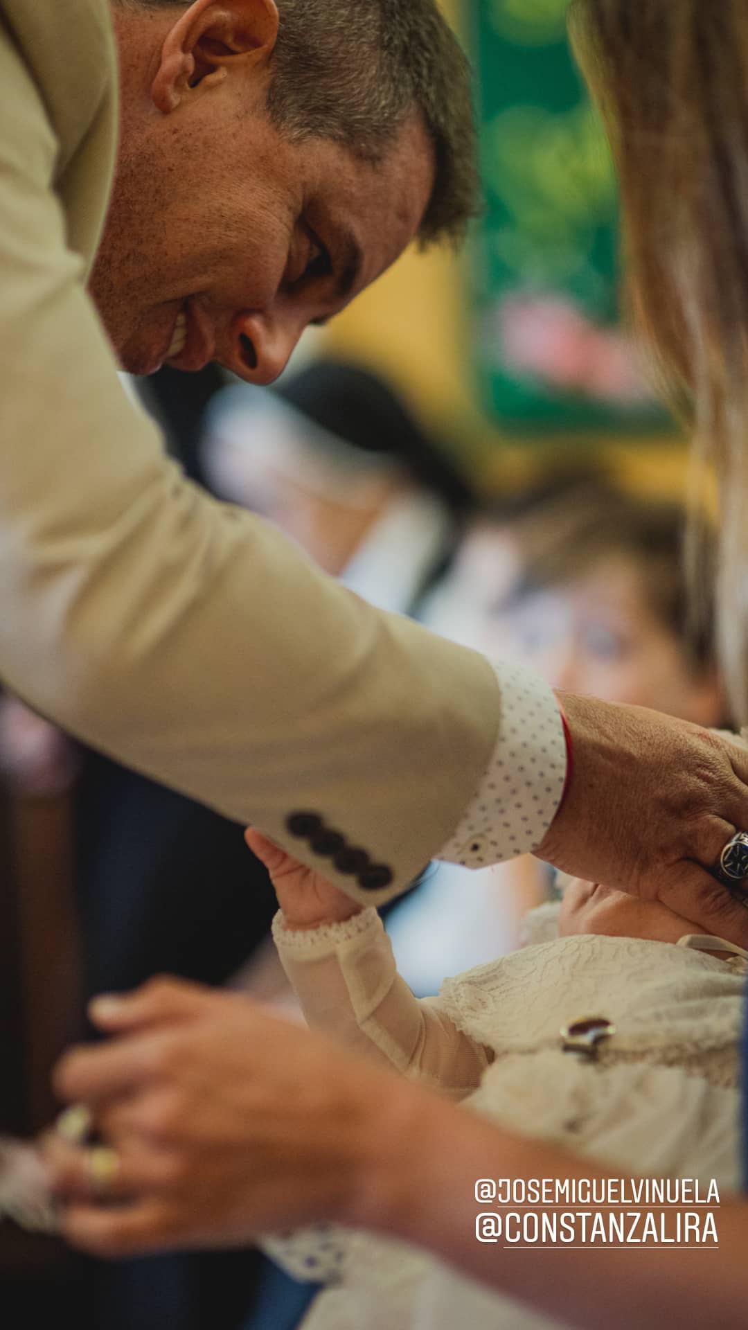 José Miguel Viñuela compartió tiernas imágenes del bautizo de su hija Clara