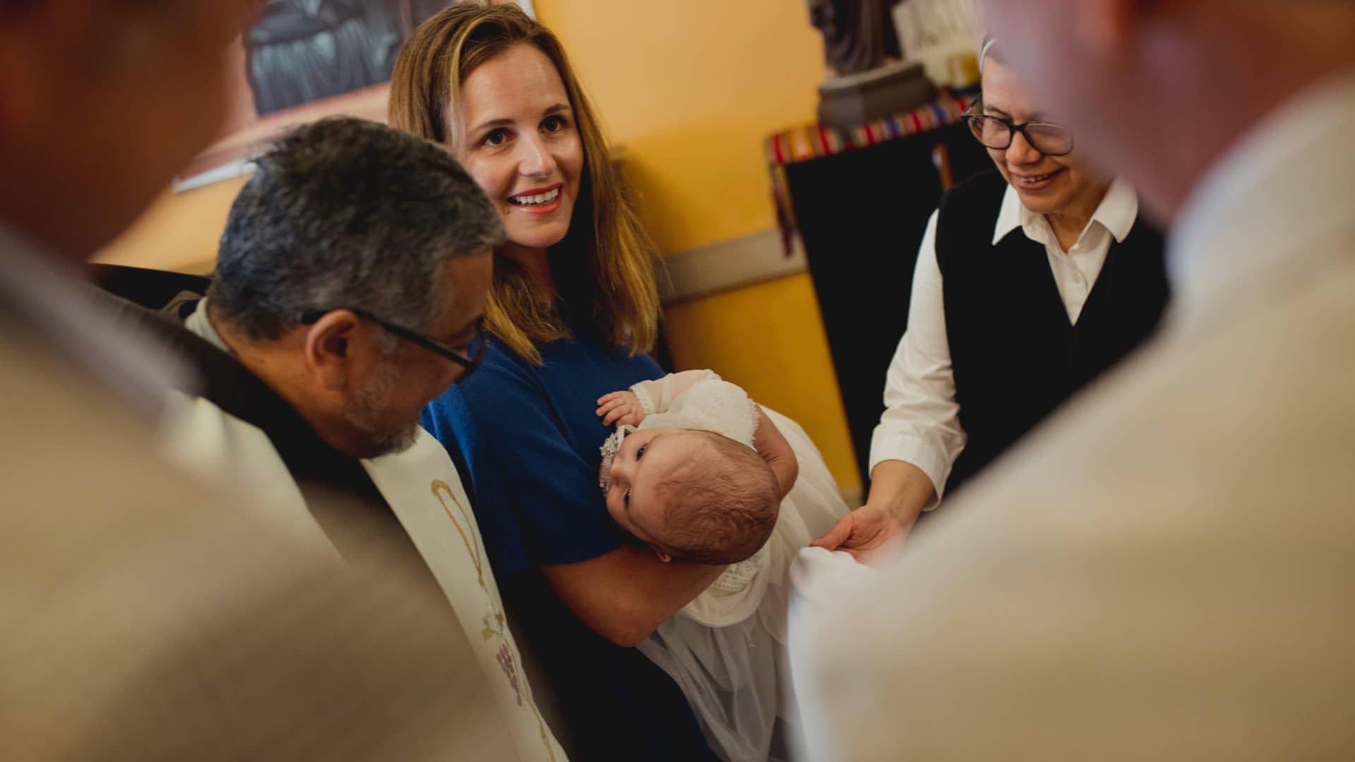 José Miguel Viñuela compartió tiernas imágenes del bautizo de su hija Clara