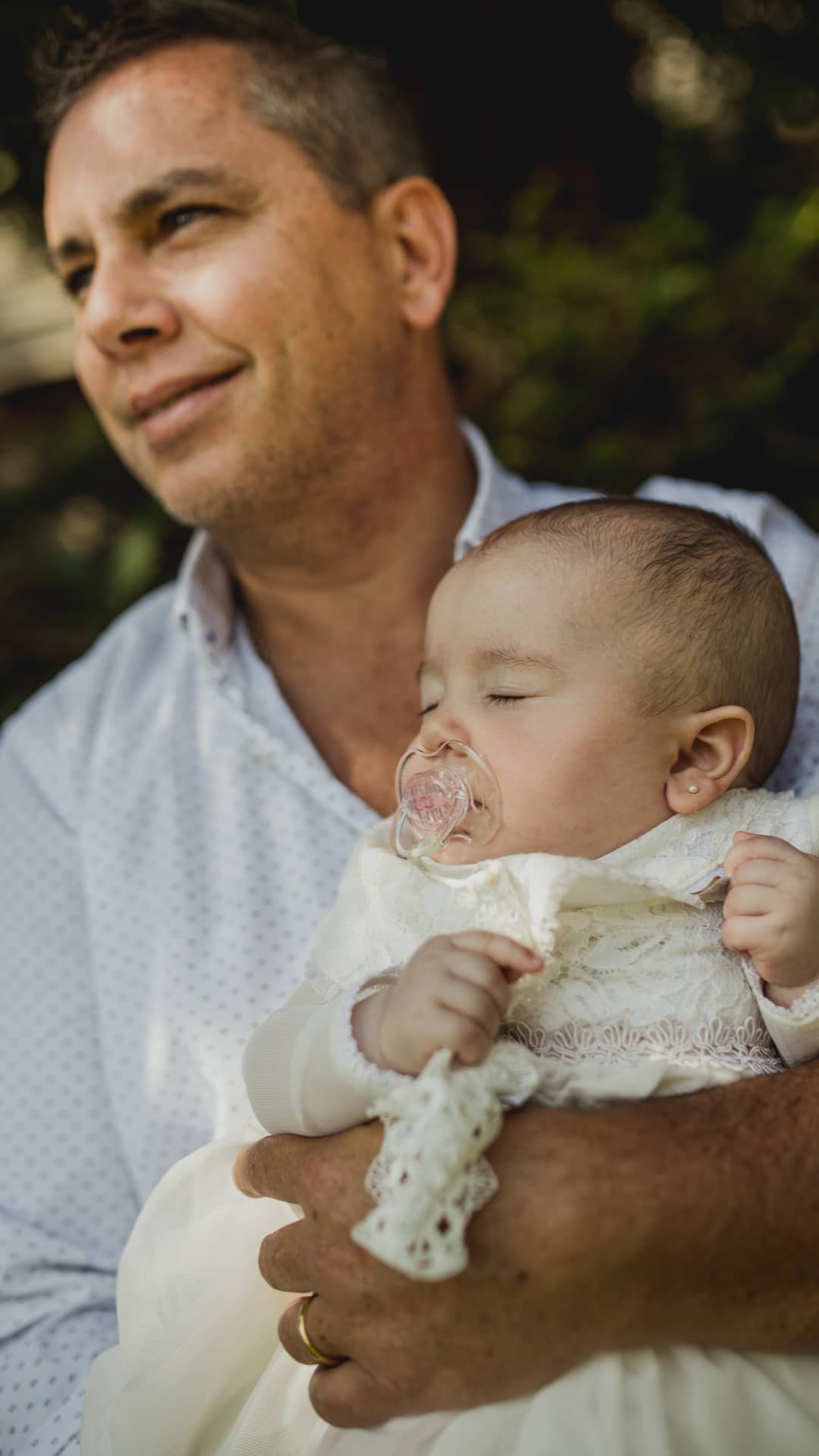 José Miguel Viñuela compartió tiernas imágenes del bautizo de su hija Clara