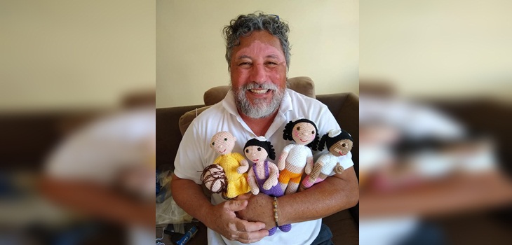 Hombre con vitiligo se luce ayudando a niños que sufren misma condición: teje especiales muñecos