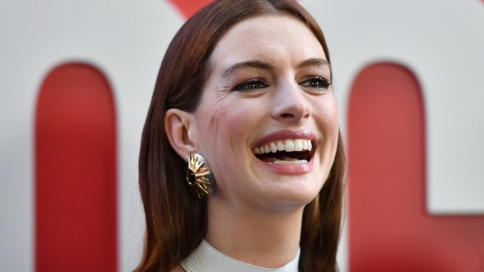 Anne Hathaway mostró su avanzado embarazo luciendo radiante vestido en alfombra roja de 