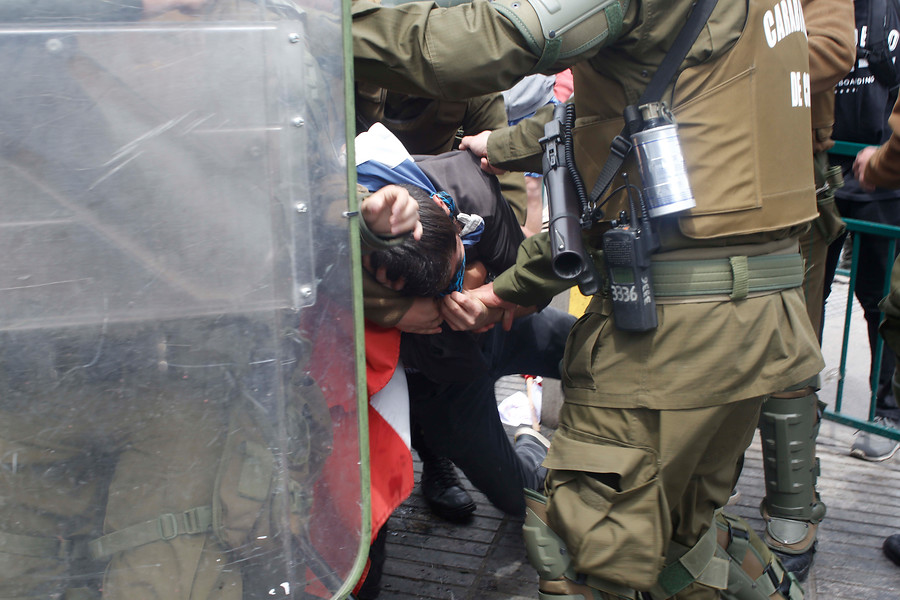 Solitario manifestante fue reducido por cerca de 15 carabineros en Maipú: se golpeó fuerte la cabeza