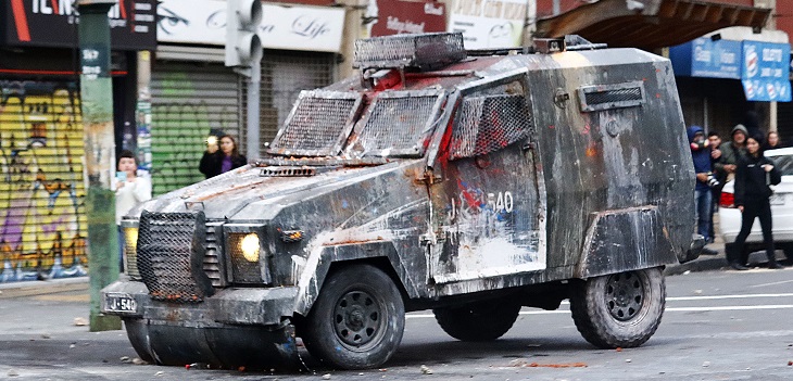 ¿Qué pasó? Captan en vivo a carabineros saliendo del interior de un 