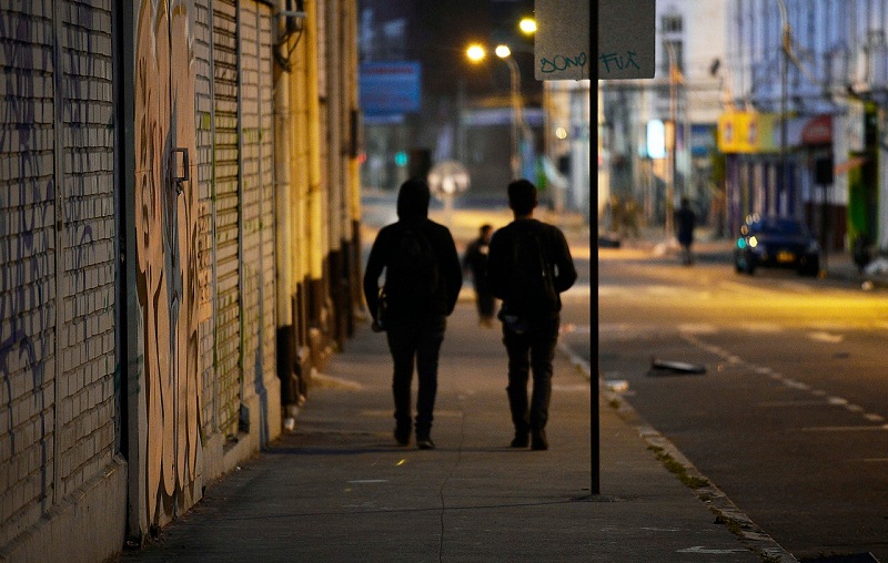 Toque de queda para Santiago desde las 20:00 horas: en Concepción y Valparaíso a las 18:00 horas