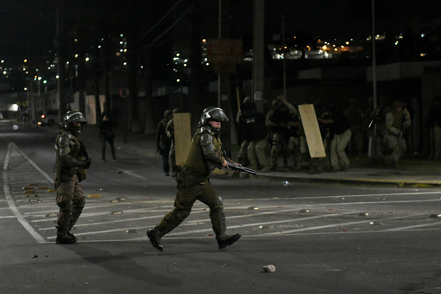 Carabineros acusados de 'crucificar' a detenidos en antena quedaron con prohición de acercamiento