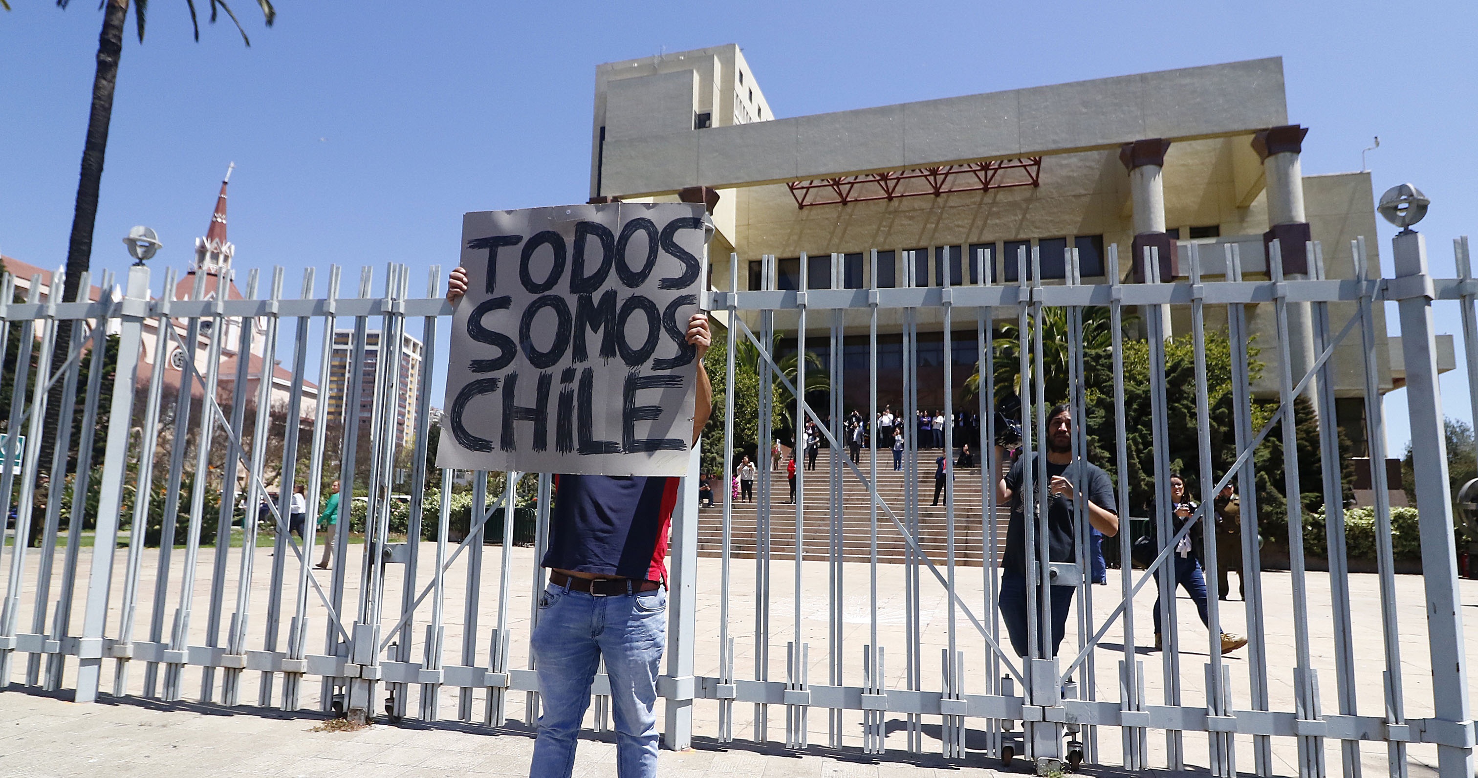 Incidentes fuera del Congreso obligaron a funcionarios a retirarse