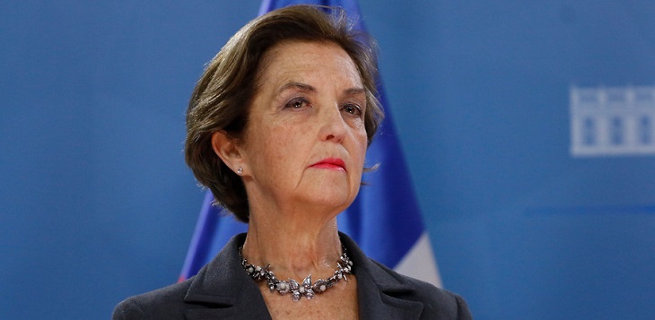 Pregunta de periodista sobre una posible renuncia sorprendió a ministra Gloria Hutt: sonrió y se fue