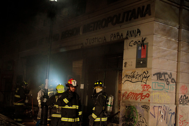 Tras saqueos en Plaza Bulnes: se quemó Seremi de Salud Metropolitana y oficina del Compin