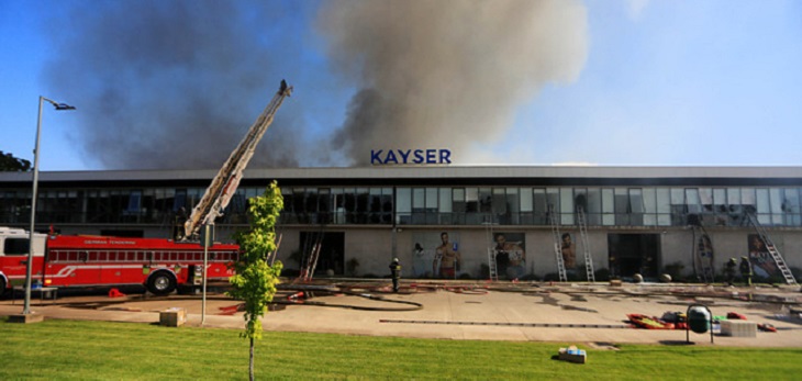 Bomberos confirma cinco personas fallecidas por incendio en bodega de Kayser en Renca