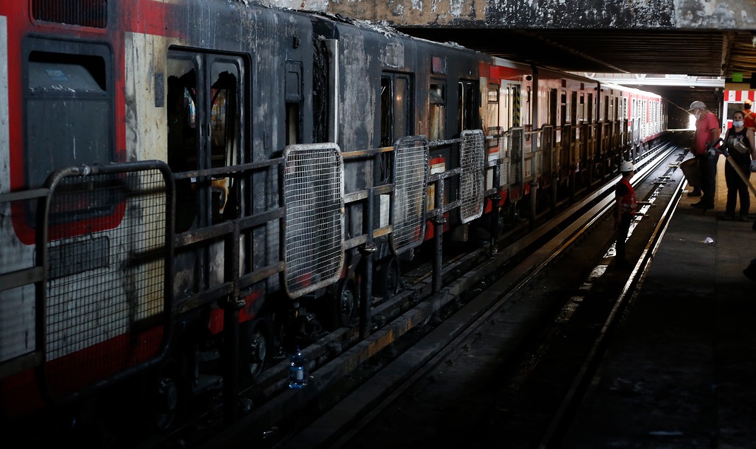 ¿Por qué el Metro de Santiago no tenía asegurados sus trenes y estaciones?