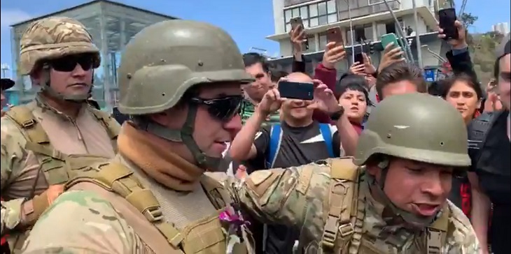 Manifestantes y militares se unieron en un solo grito: entonaron juntos el 