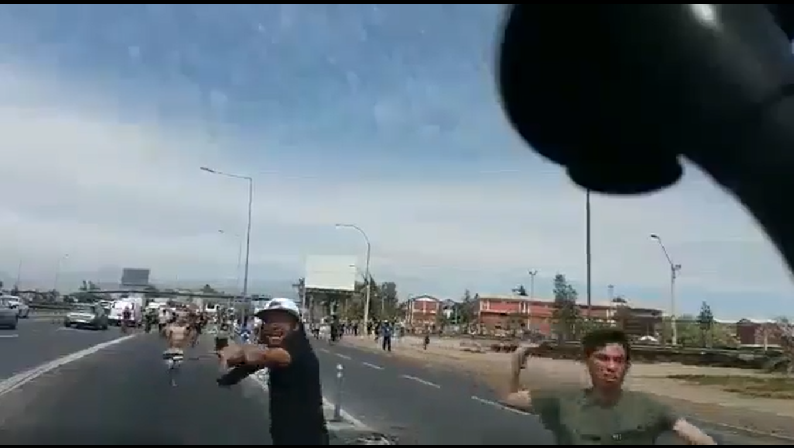 Turba de personas asaltó con piedras y palos a camionero en Lo Espejo: cámara lo registró