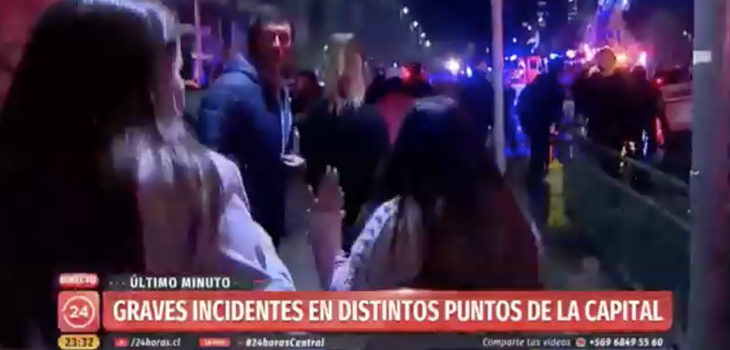 Periodista de TVN fue sacada del aire cuando despachaba protestas en Santiago: encaró a manifestante