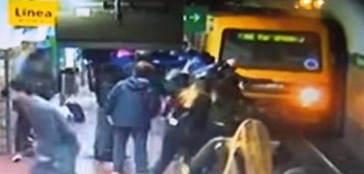 Mujer cae al metro en Argentina y se salva por poquito: conductor recibió señas desde el andén