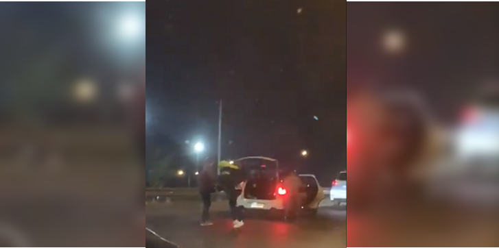 Graban momento exacto en que ladrones roban auto a familia en autopista: usaron método de encerrona
