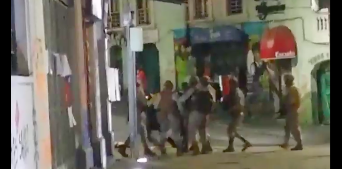 Impactante: captan a infante de marina pateando a una mujer y lanzándola al suelo en Valparaíso