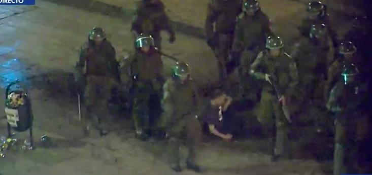 Violencia desmedida: despacho en vivo mostró a carabineros golpeando a hombre en Plaza Ñuñoa