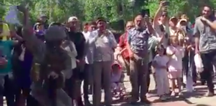 Pie de cueca en medio de protestas: militar bailó y se ganó el aplauso de la gente en Rancagua