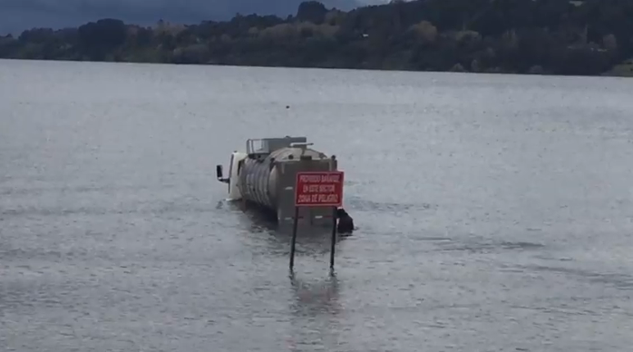 Se cortaron los frenos: camión terminó varios metros bajo el agua del Lago Llanquihue