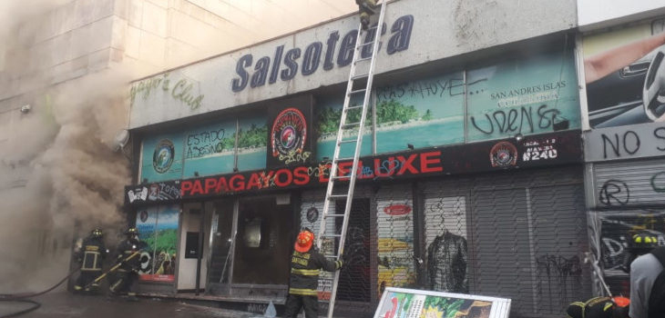 10 compañías de Bomberos controlaron incendio de locales frente al GAM en Santiago