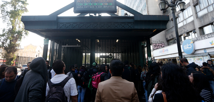 Video muestra tumulto derribando reja de acceso a Metro Plaza de Armas en medio de llamado a evasión