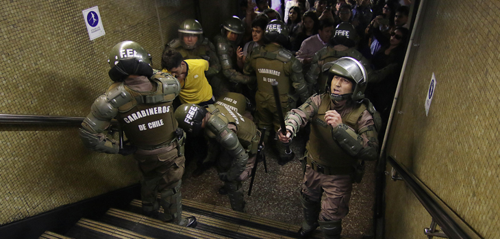 Video mostró momento exacto en que carabinero empujó a un estudiante por las escaleras del metro