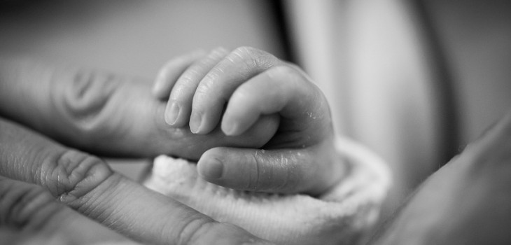 Bebé habría sido asesinada por su propia mamá: padre de la niña le dedicó estremecedor adiós