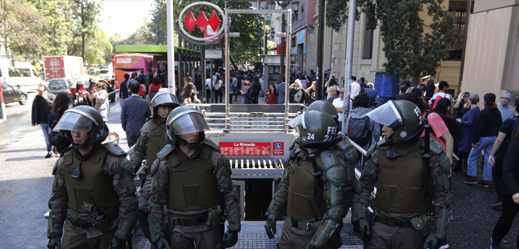 Carabineros se sacó selfie durante evasiones masivas del Metro: recibieron duras críticas